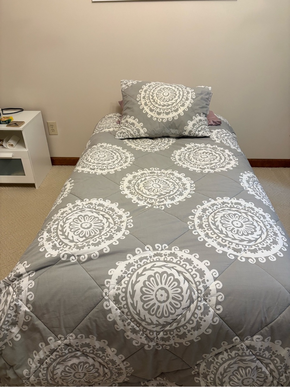 Pottert Barn Teen or dorm Gray and White Medallion Comforter Set - Home Bedding